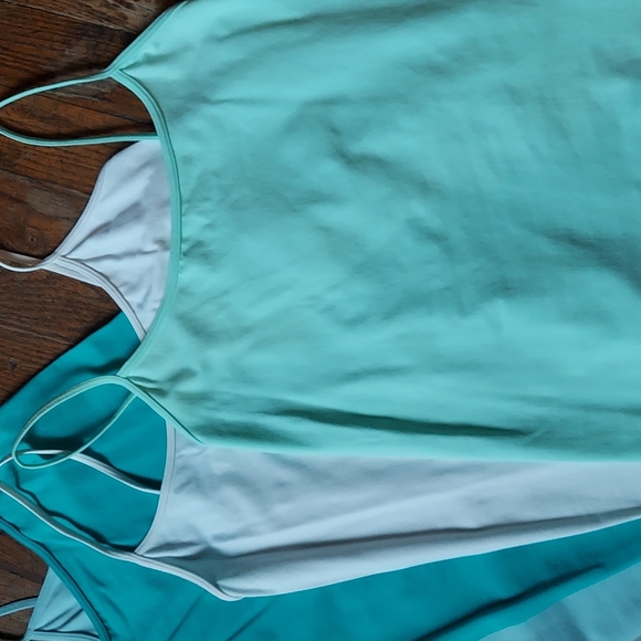 8 tank tops - Picture 4 of 9